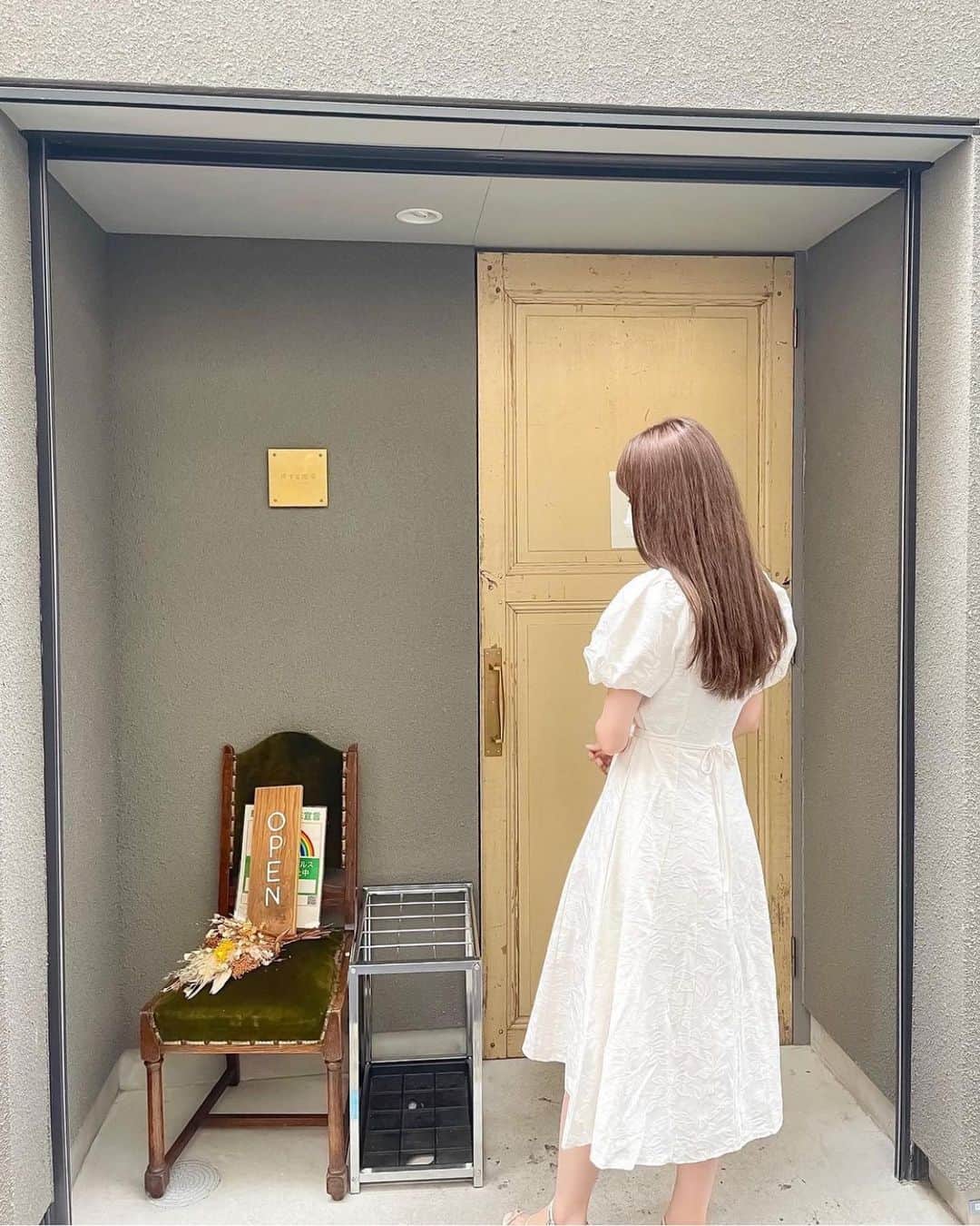 のインスタグラム：「ㅤ ㅤ お洋服のタグ付け間違えてたので 再投稿です📜 ㅤ いいね・コメントくださってた方々 すみません🙇🏻‍♂️ また見てくださると嬉しいです🥺💕💕 ㅤ ㅤ ┄┄┄┄┄┄┄┄┄┄┄┄┄┄┄┄ ㅤ ㅤ 前カフェ行った時の🌼 ㅤ ㅤ ここものすごい素敵カフェだった🥲🤍 ㅤ この投稿ではコーデ紹介を✌🏻 白ワンピにデニムバッグ合わせるの めちゃくちゃ可愛いナァ。。😮‍💨💓 ㅤ ㅤ パフスリーブと刺繍柄が可愛いこのワンピは IRADOWL( @iradowl_official )💎 ㅤ なんと私のフォロワーさん限定の 全品30％OFFになるクーポンコードを 発行していただきました😳🎟 ㅤ クーポンコード ꒰꒰ IRA384DOWL ꒱꒱ ( 有効期限 : 2022年7月14日23:59まで ) ㅤ かなりお得なので ぜひたくさん使ってください👼🏻🤍 ㅤ ㅤ ㅤ なんか2枚目目瞑って叉手して 悟ってる感ある( ✋🏻˘ ˘👌🏻 )笑 ㅤ ㅤ ㅤ ㅤ ㅤ ㅤ #kana_code ㅤ #白ワンピース #白ワンピ #ワンピースコーデ #パフスリーブ #パフスリーブワンピース #シンプルコーデ #kitamura」