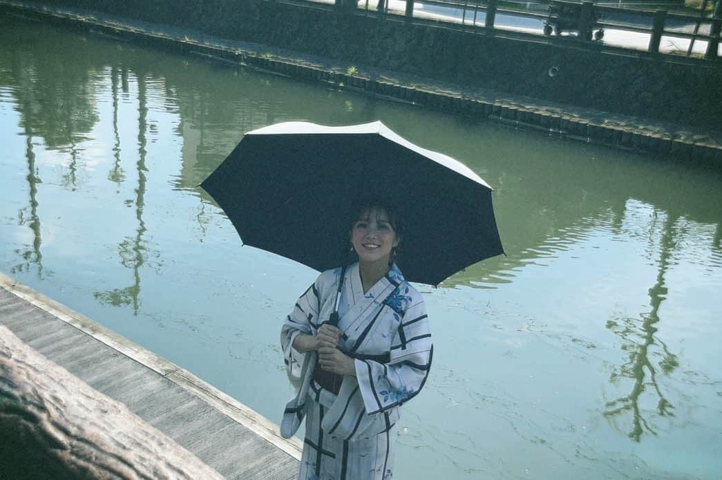 石川恋さんのインスタグラム写真 - (石川恋Instagram)「現在公開中のDOBERMAN INFINITYさんの 新曲「夏化粧」のMVは観ていただけましたか？🎇  実は今回のMV、偶然にも私の地元である 栃木県で撮影をしました！ 当たり前すぎて、 昔は気にも留めていなかった地元の風景たちが 「夏化粧」のノスタルジックな雰囲気を こんなにも素敵に演出してくれるなんて 今回の撮影が無ければ気付けませんでした。 改めてこの場所で生まれたことを誇りに思いました！  DOBERMAN INFINITYの皆さんにも 地元に来ていただけて本当に嬉しかったです🌻 今はまだ旅行するには難しい時期ですが 皆さんにもいつか来てもらいたいな〜〜！ それまでは、「夏化粧」のMVで少しでも 栃木県の雰囲気を感じてもらえると嬉しいです！ #DOBERMANINFINITY #夏化粧 #栃木県」8月16日 19時07分 - ren_ishikawa