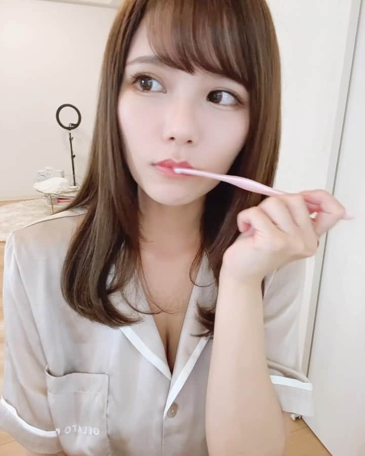 プラネットオシリスのインスタグラム：「. 【ハイライトからお得に購入できるよ！】 . . 私が続けてるホワイトニング紹介するから是非見てね🥺 . ーちゅらトゥースホワイトニングー 通常価格6,578円 ↓ 今なら2,178円🤍 送料無料で30日間の返金保証が付いてくる。 . 私は初めて使った時、1回目でも想像以上に歯が白くなってビックリした😳✨ . 歯磨き感覚で出来て簡単に出来るからオススメ！ みんなも試してみてね〜〜 . #ホワイトニング#美容#自分磨き#美容#美容男子 #コスプレ#コスプレイヤー」