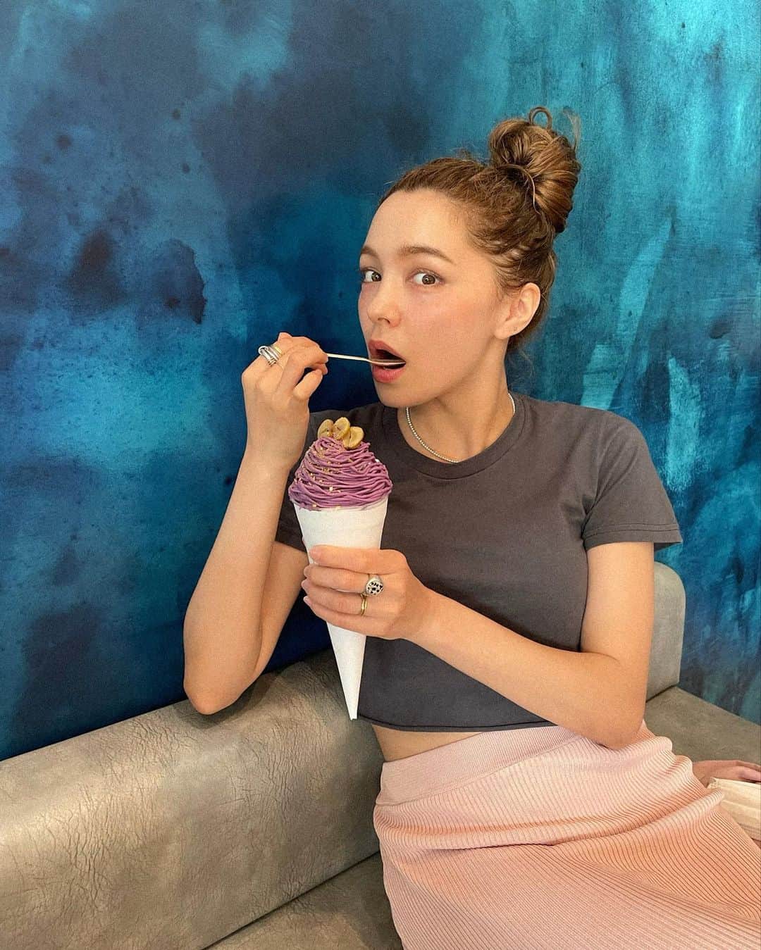 ステファニーのインスタグラム：「🍦🍠 美味しいアイス食べたい。 そしてスイカバー、全然売ってない。  みんなの好きなアイスはなんですか？  #icecreamlovers #アイスクリーム #宮古島 #宮古島カフェ」