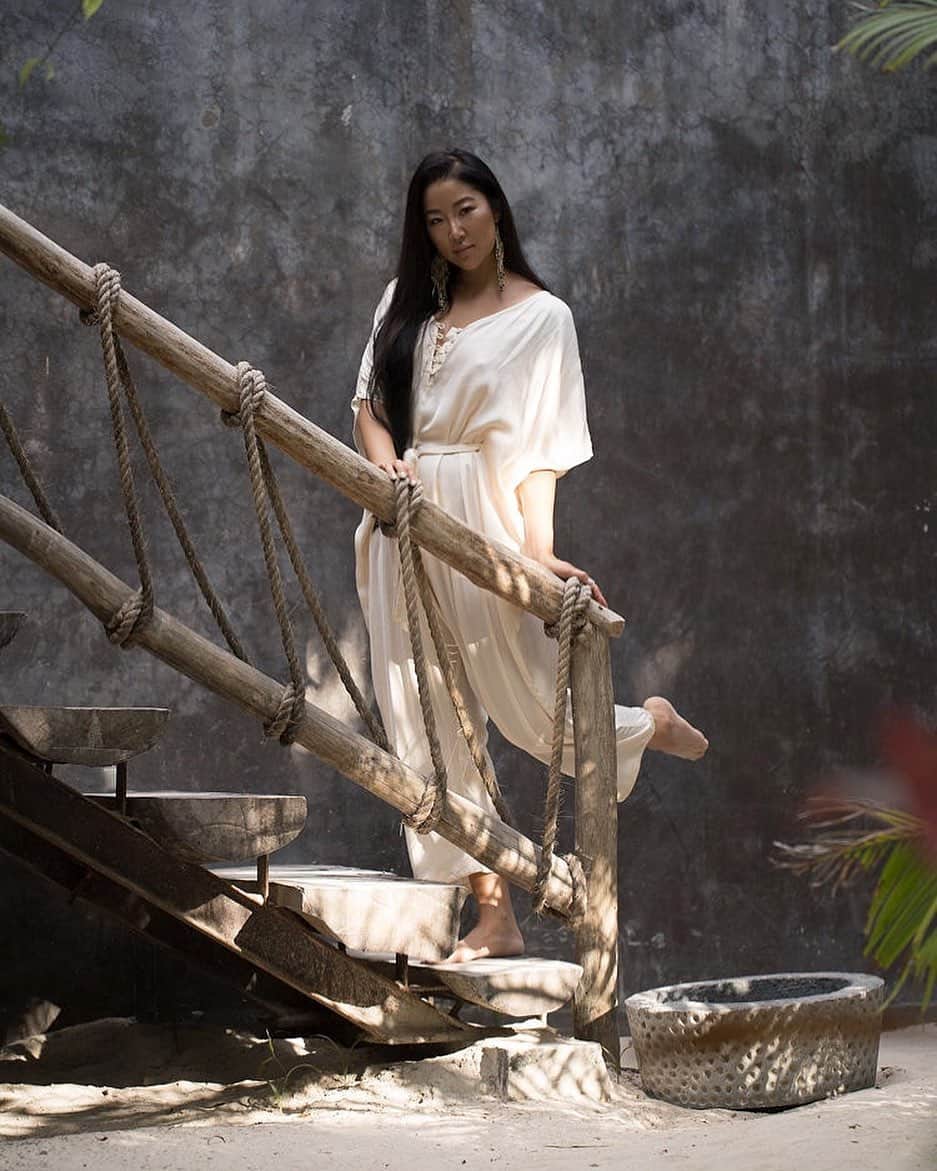 GODDESS OF LOVEのインスタグラム：「Love is inside you. You are Love. Once you remove all the barriers that have been created, you will realize this. Don’t dim your light because others are unhappy. I did that for most of my life, but really that’s not doing anyone any good. Eventually, you will find those that see your divine light. Keep shining, always. I love you forever and ever. ~Moon🌝」