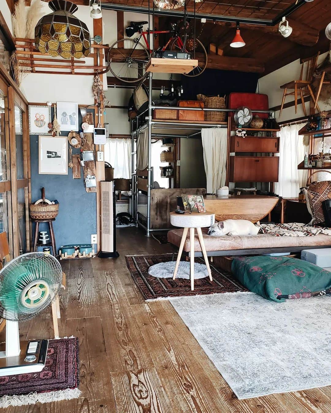 のインスタグラム：「* #平屋 *  少し前の写真ですが記録がてら。 (今は少し模様替えしてるよ)  最近、歯医者さんに通っているのですが、 今日先生と話をしていて、 "矯正するのも一つの選択肢" というのを聞いて、 今まで、矯正の事なんて一切考えたことがなかったけれど、そんな選択肢もあるのか！ と思って、今めっちゃ悩んでいます。  私の場合は、 奥歯と前歯の噛み合わせが良くない。 い～っとした時に前歯に隙間が出来る。 (麺とかが噛みきりにくいという感じ。)  矯正する事でのメリットはたくさんあるので、 いいなと思うけど、費用もかかるし悩む～💭  * #家 #築45年#リフォーム#DIY#暮らし #リビング#インテリア#古い物#古い家 #日常#日々のこと#日々の記録」