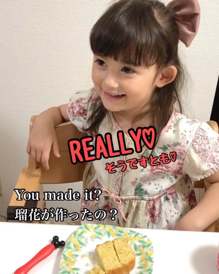 のインスタグラム：「瀕死のバナナを救済すべく、バナナブレッドを焼きました🍌🍞 今の時期ってすぐバナナ黒く熟しちゃうよね🤨  瑠花るか丸はバナナを潰したり混ぜる担当👏🏻 ダディに「めちゃくちゃ大変だったよぉ〜！も〜超ハードワークだったしぃ🤷🏻‍♀️」みたいに語ってて笑いました😂 美味しくできて何より✨ #banana#bananabread#yummy#cooking#mother#daughter#english#fun#happy#smile#love#バナナ#バナナブレッド#お菓子作り#英語#子供#育児#子育て#親バカ部#ベビフル#ママリ」