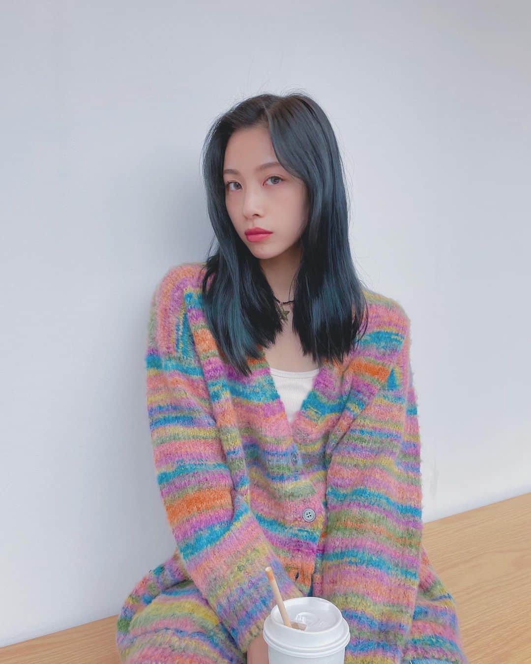 honoka のインスタグラム：「今日も寒かったね 秋まで我慢かなぁと思ってた ニット着れて満足でした💐  リハ期間は汗問題あるから 眉毛しゃっしゃだけなので いつもより顔薄めです、、笑  さぁ。本番まであとちょっと🔥 楽しみいいいい🎤🤍」