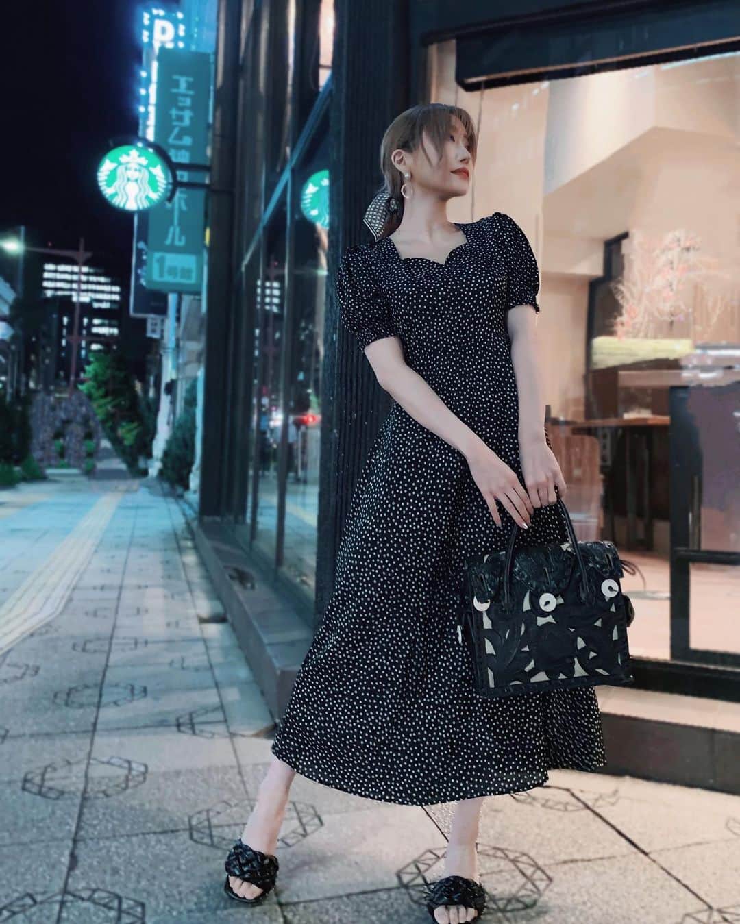 春咲ひなたのインスタグラム：「🖤🐈‍⬛ 楽すぎてこのワンピ率たかいw . #ootd#今日の#コーデ #まだ#夏コーデ#ちょっと#寒い」