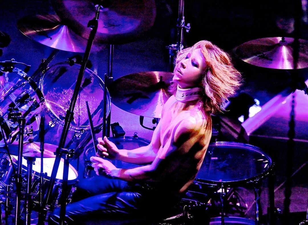 のインスタグラム：「Drummers are behind-the-scenes support..I guess! ドラマーは縁の下の力持ち.. 多分！ X YOSHIKI  #drummer #pianist #yoshiki #xjapan」