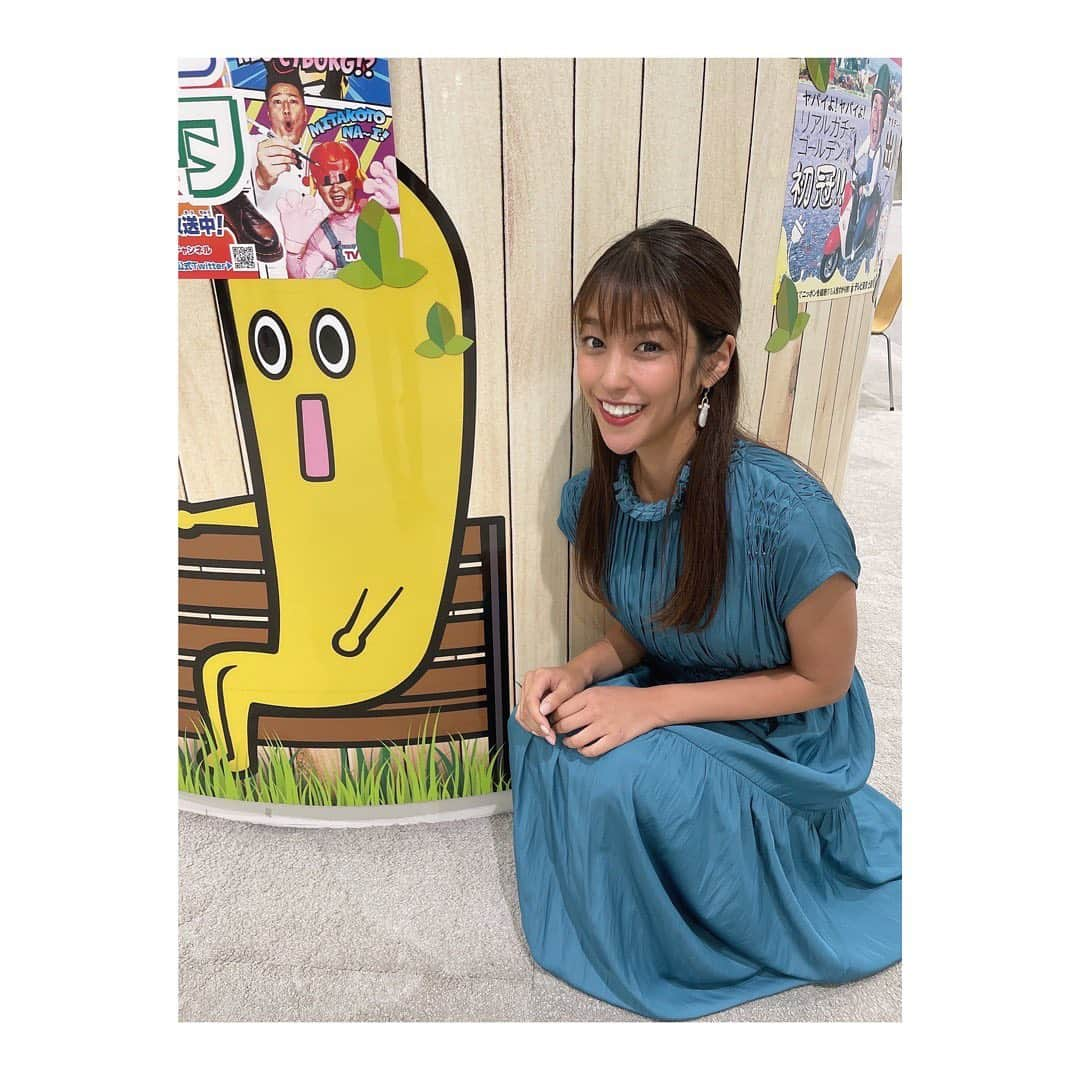 岡副麻希さんのインスタグラム写真 - (岡副麻希Instagram)「. 今日は特番収録でテレビ東京🍌🍌🍌 ナナナとツーショット撮ってもらいました🍌💛  ⁡ ちなみに冷凍庫には必ずバナナがあります🍌 日持ちするし甘さが増し増し(o^^o) ⁡ 気温差が大きい今日この頃， みなさんご自愛くださいね🎐👦🏻 ⁡ ⁡ 衣装 👗#frayid  👂#naturalijewelry  首元の詰まり具合が絶妙なワンピース💙🎐 ⁡ ⁡ #ナナナ #テレビ東京 #バナナ#🍌 #背後から近寄る距離感」8月16日 19時53分 - maki_okazoe_official