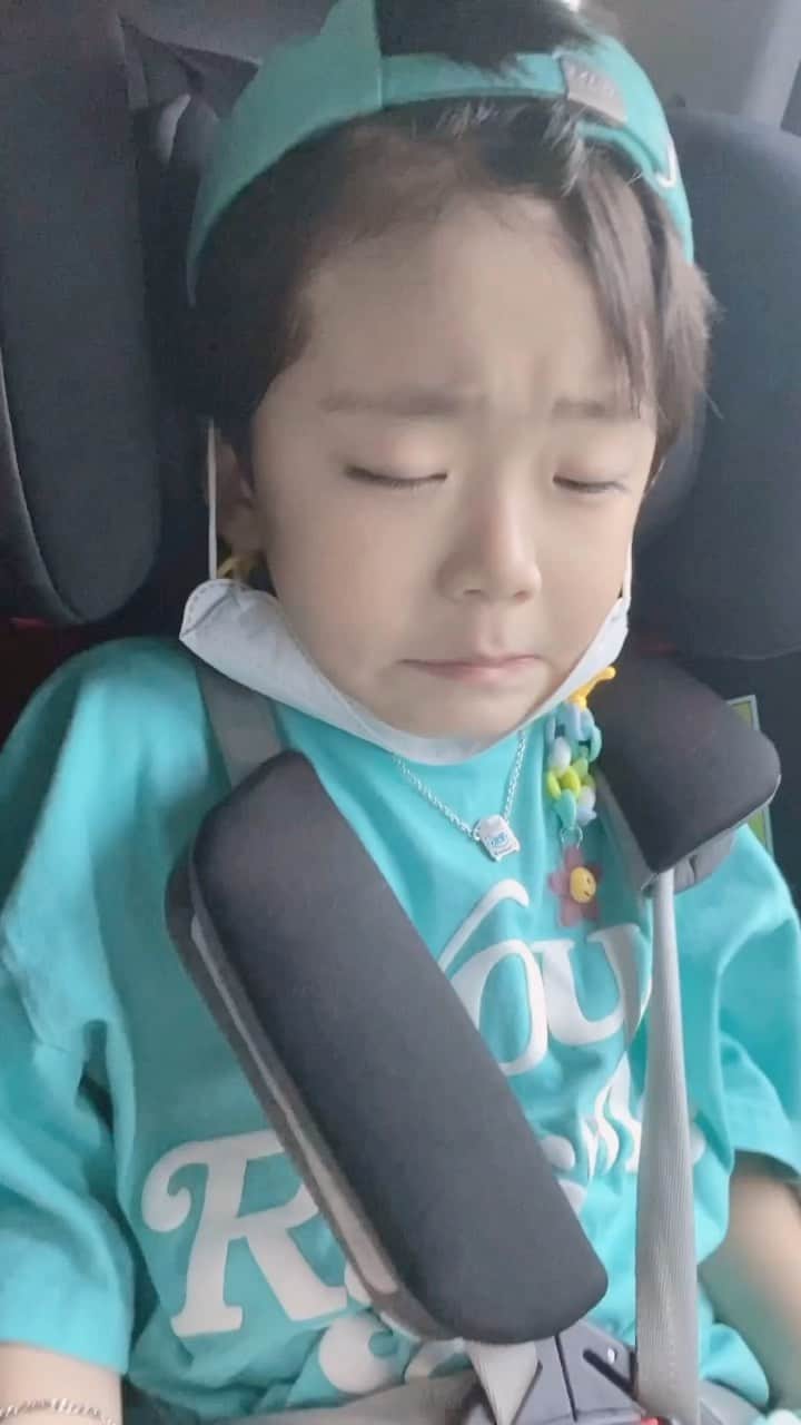 ウンチェのインスタグラム：「화들짝🙊  #일어나 #일어나야지 #우쭈쭈 #아들스타그램 #육아스타그램」