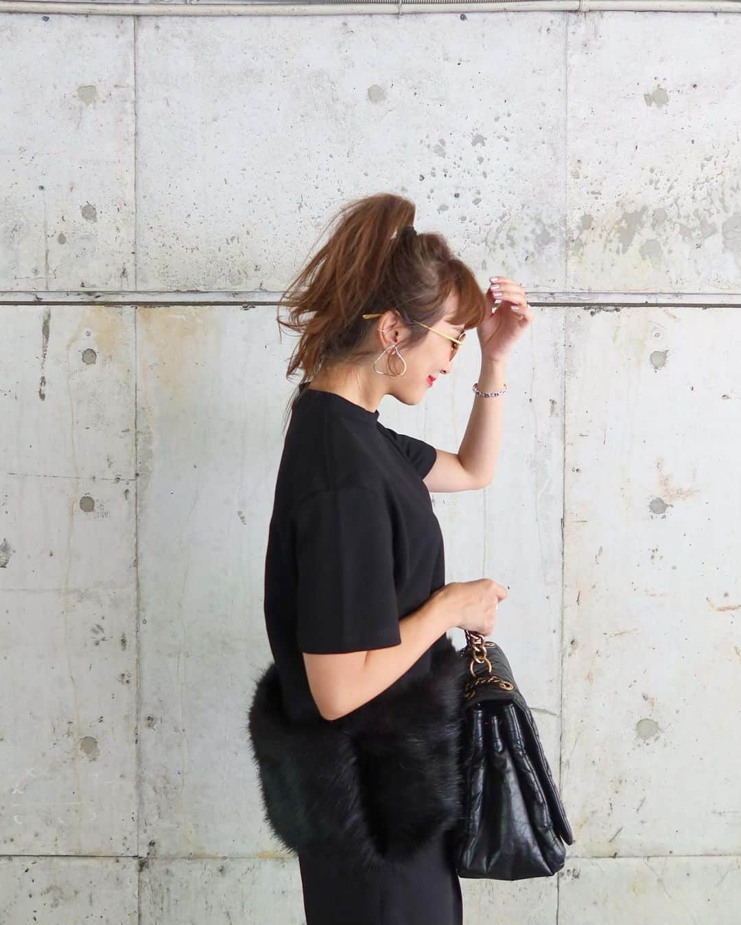 Mai Wakimizuのインスタグラム：「ストーリーズにupして沢山DMを頂いたエコファーTシャツ♡ラフでカジュアルなTシャツも、ファーの存在があるだけで一気にクラスアップされる♡首元をスタンドカラーにしたのもエレガントさを出すのに必要なデザイン。ファーはボタンで固定しているだけなので、お手入れの際取り外せるのも譲れなかった拘りの一つ。秋1番にしたかった全身blackで、とことんカッコ良くなスタイリング♡パンツも同時入荷です＼(^o^)／ #wakkinstyle#ootd#coordinate  tops&pants:#linkable @linkable_official(今週19日発売予定)」