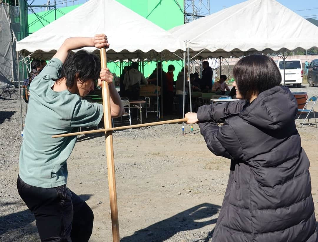 土屋太鳳さんのインスタグラム写真 - (土屋太鳳Instagram)「雨が降り続いている地域が多いようです💦 家族からも 避難情報のアラートが鳴ったと連絡があって、 驚きました。 今は増水している川が本当に多いと思うので どうか情報や雨の変化に気を付けて 安全に過ごしてくださいね🙏🙏🙏 . 昨日の #小倉記念 は 撮影のため映像で応援したのですが、 #モズナガレボシ ！！！ 凄かった…😲😲😲 しかも重賞初挑戦制覇とのこと、 #松山弘平騎手 、関係者の方々、 応援なさっている方々、 本当に本当に本当に おめでとうございます🏇✨💐 . 小倉競馬場は 最後の直線が短めということは 聞いていたのですが、 その直線に入るカーブから ゴール前にかけて一気に順位が…！ #夏競馬 らしい展開にワクワクしました☺️✨✨ .  私の #推し馬 #ダブルシャープ は 4位でしたが、 タイム的には３位の #スーパーフェザー と同じ、 アタマ差での接戦で 最後の最後までワクワクさせてくれました💕✨ 本当にありがとうございます😌🙏✨ 次の推し馬チャレンジは 札幌記念💡 そろそろ…いや、でもまずは楽しもう🍀 秋に向けての気合をいれつつ、 たくさん楽しみたいと思います🏇🍀💕 . そして今日は深い時間帯となりますが よる１１時４５分から #テレビ朝日 系列でオンエアされます 「 #激レアさんを連れてきた。 」に 出演させていただきます☺️✨✨ . 前回出演した時も衝撃のお話でしたが 今回も、凄かった…！ この激レアさんたちにどうやって スタッフさんがたは出会っているんだろう…？🤔 今日の放送を観て 自分も出来るかも！！！と勇気が出るかたは 本当に多いと思います✨ 今日の放送がきっかけや刺激になって 自分の出会う道を見つけちゃう人も いるかもしれない💡 それくらい面白いお話だったので、 ぜひぜひぜひ 良い夜を御一緒出来ますように🌟✨✨ . 写真は文章と関係ないのですが💦 #今際の国のアリス  #Season1 でのオフショット♠️♥️♣🔶 この間から少しずつ るろうに剣心でのアクション動画を載せていますが 今際の現場でも アクションは大きな存在を占めています🔥 . この写真は練習じゃなくて遊んでいるところ💡 グリーンバックが写ってる。笑 キャストの人たちはそれぞれ 違う作品でのアクションも経験してきたので 教えたり教えられたり それもまた面白いです⚔️✨ He is a wonderful coach😁 . #アリス #山﨑賢人 くん #ウサギ #AliceInBorderland」8月16日 20時06分 - taotsuchiya_official