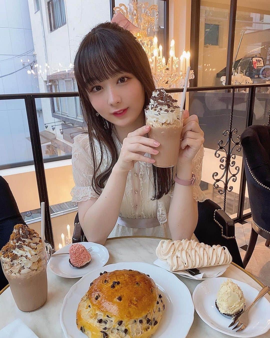 高田もものインスタグラム：「. みて〜！みんなみて〜！！ . これここちゃんから貰ったかわいいリボン⑅୨୧⑅* . この真ん中に置いてある大きいパンがふわふわで美味しかったの！ . メレンゲも大好きだから幸せでした☁️ . かしこ . #auxmerveilleuxdefred #オーメルヴェイユドゥフレッド #萩田ここ #高田もも #かしこってなに #かしこ #カフェ #cafe #神楽坂グルメ #神楽坂 #神楽坂カフェ #神楽坂ランチ #カフェ巡り #ハーフアップ #リボン #ハニーシナモン #honeycinnamon #ワンピース #量産 #量産型コーデ #whiteoutfit #メレンゲクッキー」