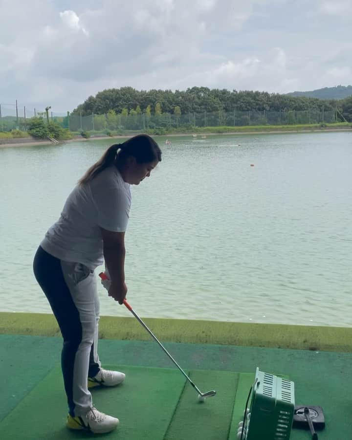石川怜奈のインスタグラム：「池の練習場好きなんよな〜🌈  最近ゴルフ5で担ぐキャディーとゴルフ行くのが日課になってる⛳️🏌️‍♂️🏌️‍♀️  知らんけど」