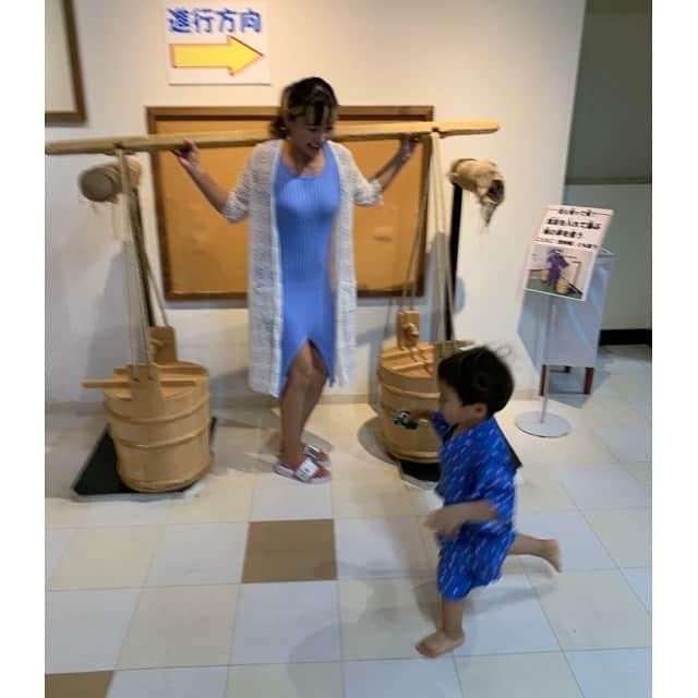 NON-Pさんのインスタグラム写真 - (NON-PInstagram)「息子もピースしてる✌️🧒🏻👨‍👩‍👦💕 けどすぐ走り出してフレームアウト💨(swipeして見てね👀) ・ 我が家の夏休み☀️ ・ ホントはお互いの実家帰りたかったけど… 何回も延期になったかなり久しぶりの熱海へ… ・ まさかの天気で予定も狂ってほとんど出かけれてないけど、 パパのすね毛お掃除したり、追いかけっこしたりして笑 息子が楽しそうだったから嬉しい☺️ ・ 家事ほとんどしなくていいし、仕事ないし、育児はパパが居るから楽チン😆 部屋の檜風呂で温泉入って、ゆっくりして、不摂生して母サイコー♨️🧖‍♀☕️️🍭 ・ 明日からはパパが仕事で1週間居ないから、仕事・育児・家事を全部1人でやるとゆう現実が待っている… 😨😫😣🥵😵😵‍💫 ・ ・ #笑顔が一番  #夏休み #家族旅行 #熱海  #第二の家 #family  #楽しい　ね❤️ #iloveyou #明日から現実が待っている　笑」8月16日 20時48分 - nonp_mam