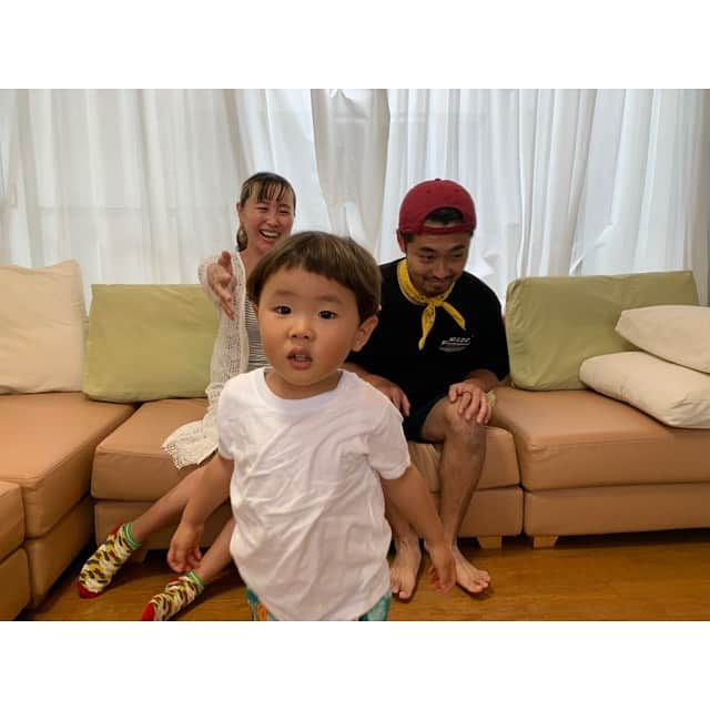 NON-Pさんのインスタグラム写真 - (NON-PInstagram)「息子もピースしてる✌️🧒🏻👨‍👩‍👦💕 けどすぐ走り出してフレームアウト💨(swipeして見てね👀) ・ 我が家の夏休み☀️ ・ ホントはお互いの実家帰りたかったけど… 何回も延期になったかなり久しぶりの熱海へ… ・ まさかの天気で予定も狂ってほとんど出かけれてないけど、 パパのすね毛お掃除したり、追いかけっこしたりして笑 息子が楽しそうだったから嬉しい☺️ ・ 家事ほとんどしなくていいし、仕事ないし、育児はパパが居るから楽チン😆 部屋の檜風呂で温泉入って、ゆっくりして、不摂生して母サイコー♨️🧖‍♀☕️️🍭 ・ 明日からはパパが仕事で1週間居ないから、仕事・育児・家事を全部1人でやるとゆう現実が待っている… 😨😫😣🥵😵😵‍💫 ・ ・ #笑顔が一番  #夏休み #家族旅行 #熱海  #第二の家 #family  #楽しい　ね❤️ #iloveyou #明日から現実が待っている　笑」8月16日 20時48分 - nonp_mam