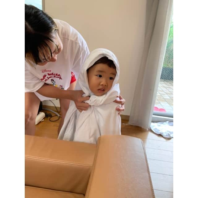 NON-Pさんのインスタグラム写真 - (NON-PInstagram)「息子もピースしてる✌️🧒🏻👨‍👩‍👦💕 けどすぐ走り出してフレームアウト💨(swipeして見てね👀) ・ 我が家の夏休み☀️ ・ ホントはお互いの実家帰りたかったけど… 何回も延期になったかなり久しぶりの熱海へ… ・ まさかの天気で予定も狂ってほとんど出かけれてないけど、 パパのすね毛お掃除したり、追いかけっこしたりして笑 息子が楽しそうだったから嬉しい☺️ ・ 家事ほとんどしなくていいし、仕事ないし、育児はパパが居るから楽チン😆 部屋の檜風呂で温泉入って、ゆっくりして、不摂生して母サイコー♨️🧖‍♀☕️️🍭 ・ 明日からはパパが仕事で1週間居ないから、仕事・育児・家事を全部1人でやるとゆう現実が待っている… 😨😫😣🥵😵😵‍💫 ・ ・ #笑顔が一番  #夏休み #家族旅行 #熱海  #第二の家 #family  #楽しい　ね❤️ #iloveyou #明日から現実が待っている　笑」8月16日 20時48分 - nonp_mam