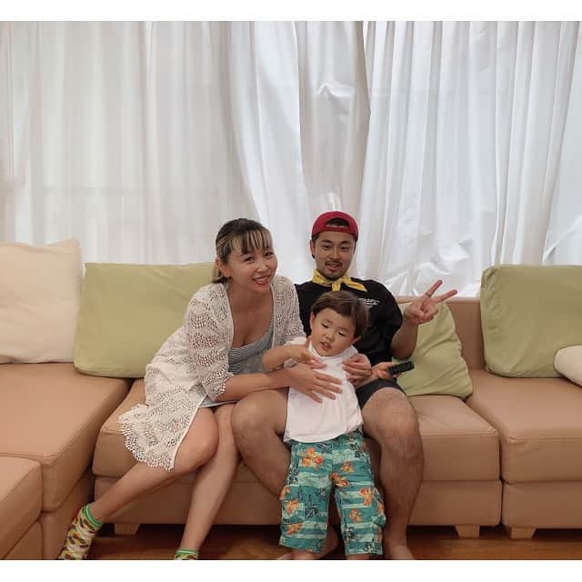 のインスタグラム：「息子もピースしてる✌️🧒🏻👨‍👩‍👦💕 けどすぐ走り出してフレームアウト💨(swipeして見てね👀) ・ 我が家の夏休み☀️ ・ ホントはお互いの実家帰りたかったけど… 何回も延期になったかなり久しぶりの熱海へ… ・ まさかの天気で予定も狂ってほとんど出かけれてないけど、 パパのすね毛お掃除したり、追いかけっこしたりして笑 息子が楽しそうだったから嬉しい☺️ ・ 家事ほとんどしなくていいし、仕事ないし、育児はパパが居るから楽チン😆 部屋の檜風呂で温泉入って、ゆっくりして、不摂生して母サイコー♨️🧖‍♀☕️️🍭 ・ 明日からはパパが仕事で1週間居ないから、仕事・育児・家事を全部1人でやるとゆう現実が待っている… 😨😫😣🥵😵😵‍💫 ・ ・ #笑顔が一番  #夏休み #家族旅行 #熱海  #第二の家 #family  #楽しい　ね❤️ #iloveyou #明日から現実が待っている　笑」