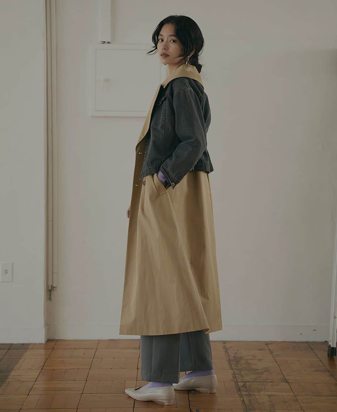 Ameri vintageさんのインスタグラム写真 - (Ameri vintageInstagram)「08.17(tue)12:00 3WAY DENIM LAYERED TRENCH SHOULDER TUCK SHEER KNIT will be released. . #ameri #amerivintage #shopping #fashion #japan #coat #knit #pants」8月16日 20時54分 - amerivintage