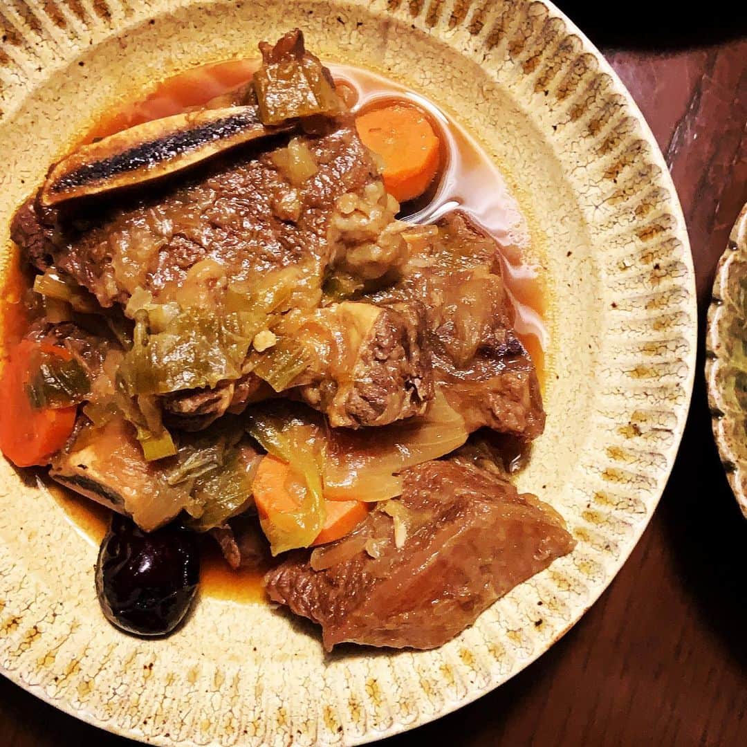 志摩有子さんのインスタグラム写真 - (志摩有子Instagram)「韓国料理の師匠　@spikeyoshiko ちゃんから本場のカルビチムが到来。じっくり煮込んだこっくりとした甘辛味でしかも驚くほど優しい味わい。お肉は骨からホロリと外れて柔らか。ごはんによく合う。姫ちゃん、ありがとう！  #カルビチム」8月16日 21時04分 - ariko418