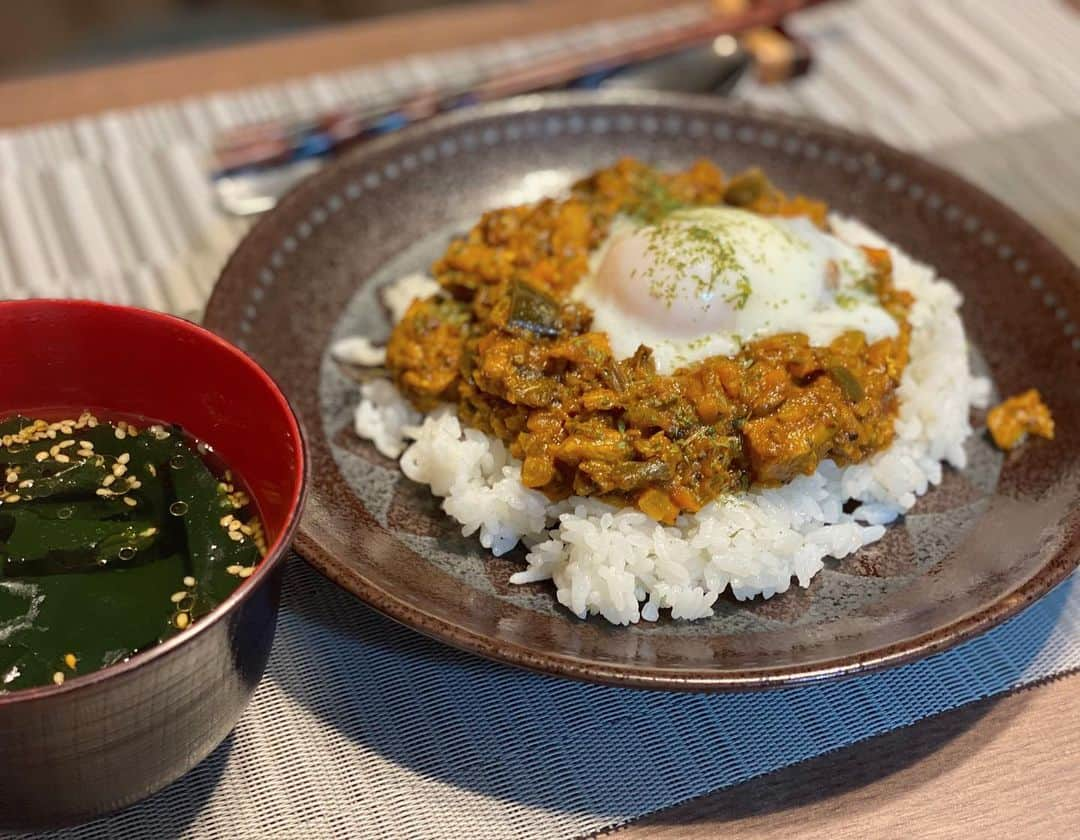 福島慶子のインスタグラム：「夏野菜で鯖カレー🍛 息子の後追いがひどくて 煮込んだりじっくり炒めたりできないので キーマカレー風に🤤🤤  サバ缶を丸ごと使った タンパク質オメガ3脂肪酸 そして野菜たっぷりの栄養満点完全食💪💪 息子と話したり歌ったりしながら多めに作りおきしてます🍅🥬 作り置き万歳🙌 息子がお腹が空くとぐずるので、 息子の離乳食を使ってる途中に 自分のご飯はチンするのみ🍚  自分が体調が悪かったりすると メンタルまで下がってくる そしたら 息子に余裕を持って接することができなくなるから 自分の事も大事にする‼️ 疎かにしない‼️  もちろん息子優先だけどね👍  引き続きおうち時間 楽しもう🏠 #鯖カレー#産後ご飯#産後ダイエット#育児#赤ちゃんのいる生活 #タンパク質#授乳中の食事 #カレー」