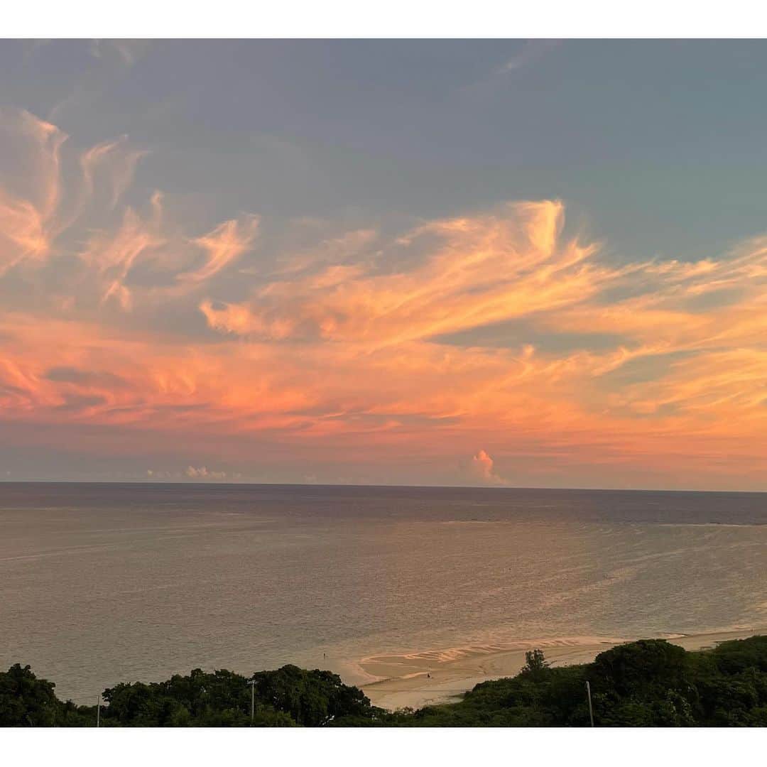 崎山一葉さんのインスタグラム写真 - (崎山一葉Instagram)「➸➸➸🧡 * 美しかった🥺  沖縄の海も空も大地もぜんぶ好き。  * This is okinawa‼︎  #笑」8月16日 21時30分 - kazuha_sakiyama