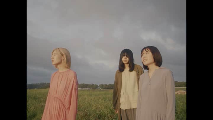羊文学のインスタグラム：「「マヨイガ」MV公開中です☀︎  Director&DOP:Kisshomaru Shimamura @kisshomaru  Stylist:Ayano Nakai @_nakaiayano  Hair Make up:Kie Kiyohara @kie_0   明後日18日には『you love』EP収録曲「夜を越えて」を先行配信リリースします！ こちらもお楽しみに🐑  『you love』EPは8月25日リリースです。 ご予約はこちら↓ https://fcls.lnk.to/H2SBGc」