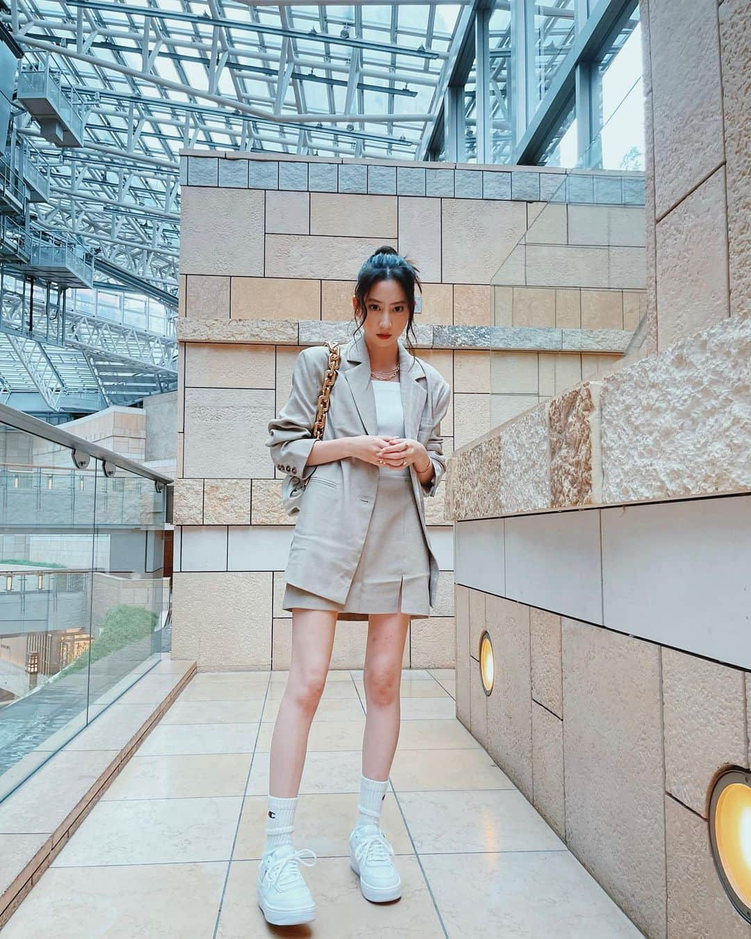 河北麻友子さんのインスタグラム写真 - (河北麻友子Instagram)「FASHION SET: 4th & Reckless SNEAKERS: Nike BAG: Bottega Veneta  #FASHION #OOTD #麻友コーデ」8月16日 21時56分 - mayukokawakitaofficial