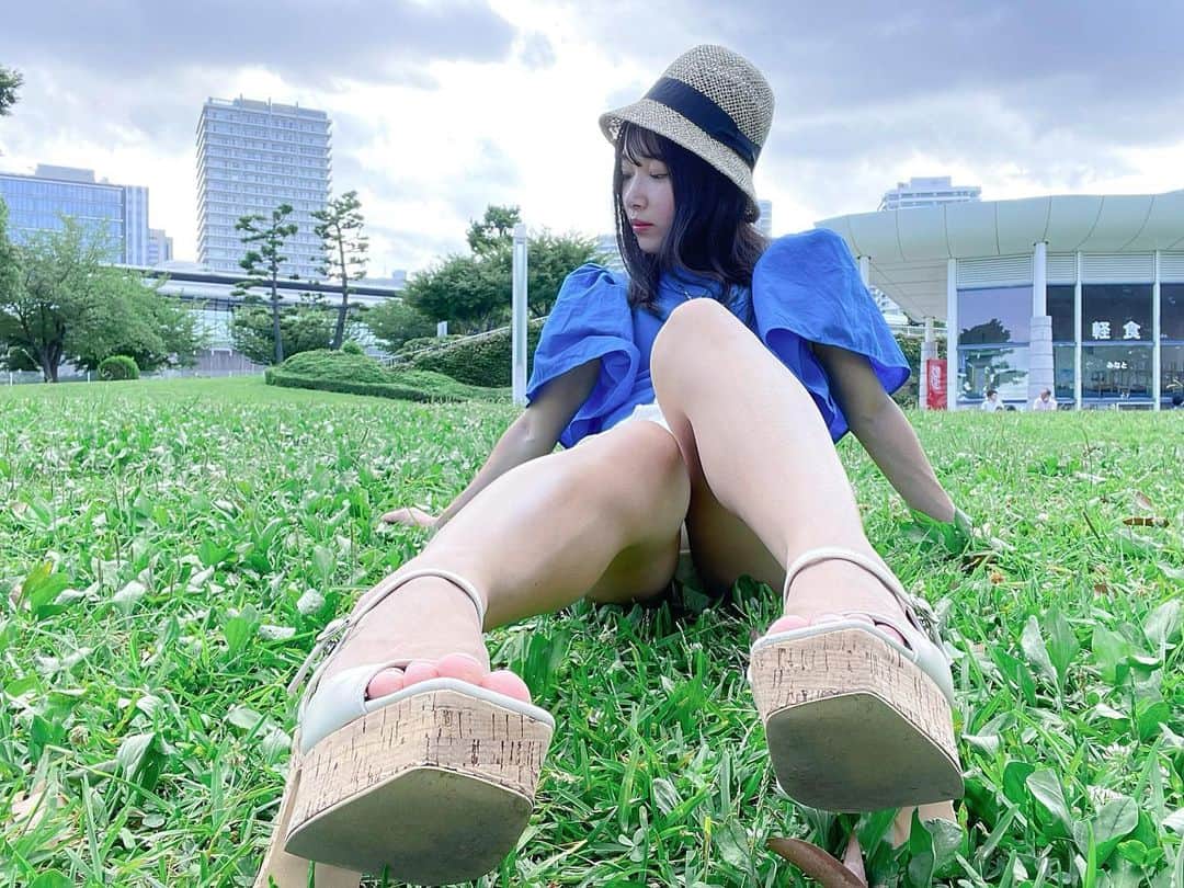 のインスタグラム：「UP SKIRT IS CULTURE🌏✈️  パンチラは文化だ🤓❤️ 梨夏とチラリズム探究の旅に出よう？  ୨୧┈┈┈┈┈┈┈┈┈┈┈┈┈୨୧  2020年10月1日から【パンチラリズム探究家】（パンチラグラドル）として、活動開始！  当時は、完全にフリーで写真を撮っており、グラビアアイドルとして雑誌に出ることが「夢であり目標」かなー。なんて思ってました。  この度、出会いとご縁で、本日週刊ポストさん（8月16日発売）の袋とじ4Pに掲載していただきました！梨夏の夢が一つ、叶いました☺️  いつも応援して下さる皆様のおかげです🌹 ありがとうございます！！  まだ、ご覧になってない方はコンビニへダッシュしてください🏪💨  同時に、8月16日デジタル写真集「パンチラの向こう側」も発売してますので、そちらもチェックしてみてね💕  ୨୧┈┈┈┈┈┈┈┈┈┈┈┈┈୨୧  #チラリズム探究家  #グラビアアイドル  #むちむち  #脚 #スカート  #ワンピース #ポートレイト  #portraitgirl  #footfetishmodel  #gravure  #instagravure  #japanesegirl  #tokyogirl  #beautifullegs  #cutegirls😘  #glamourmodel  #ootdstyle」
