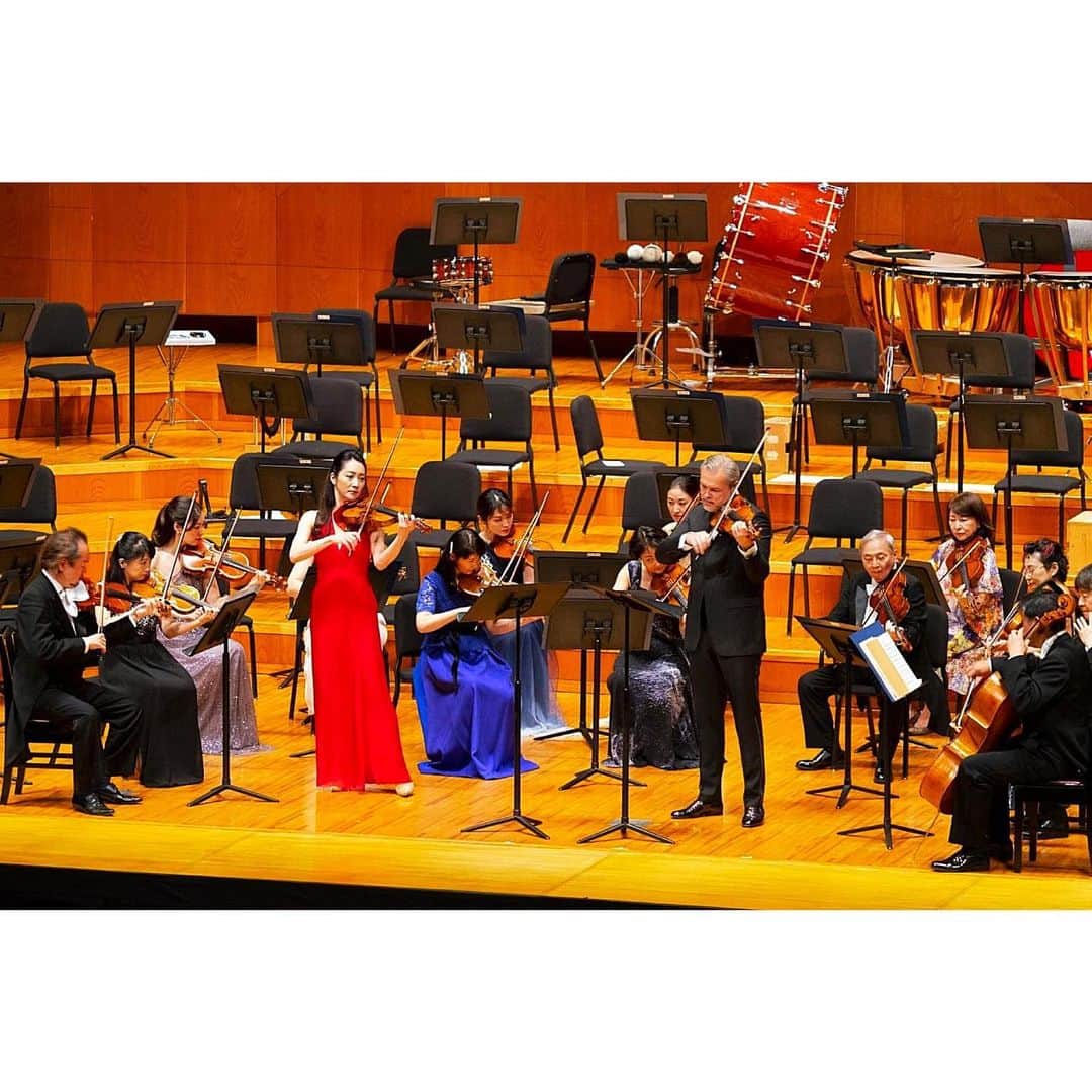松本蘭のインスタグラム：「#音楽祭振り返り ☺️  #諏訪内晶子 さん #vadimrepin さんの贅沢な公演✨  諏訪内さんの演奏はもちろん、それはそれは素晴らしく‥またお姿もお美しくてうっとり😍  レーピン氏は奥様の #zakharova さんとご一緒の公演もありました。 世界的なヴァイオリニストとバレリーナと言う超スーパーカップルのお二人は、いつでもラブラブ🥰  目に耳に贅沢なひと時でした❗️  （①②写真は劇場公式サイトから拝借致しました）」