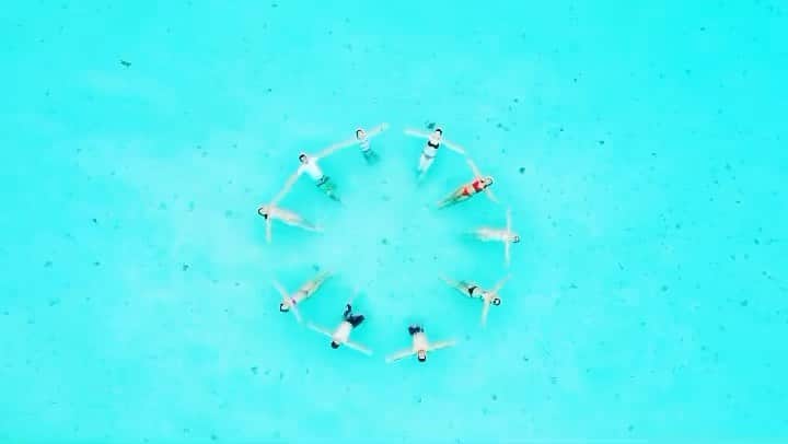 のインスタグラム：「💎💎💎  友だちの輪🙆🏾‍♀️🎶  同じ海見て 一緒に感動して 一緒に楽しんだら もうみんなオトモダチ☺️✌️  ドローン: @ryumar17 ツアー:  #さしばーの羽  #宮古島 #沖縄#宮古島旅行 #宮古#女子旅#国内旅行 #beachtrips #okinawa#miyako#miyakojima#miyakoisland #miyakotrip#girlstrip#mimitrip_2021 #タビジョ #tabijyo_beach #tabijyomap_japan #tabijyo #genic_mag #genic_okinawa #genic_okinawa #beach#beachgirls   #beachtrip#沖縄旅行  #八重干瀬  #友達の輪#friends #ドローン空撮 #日本の絶景」