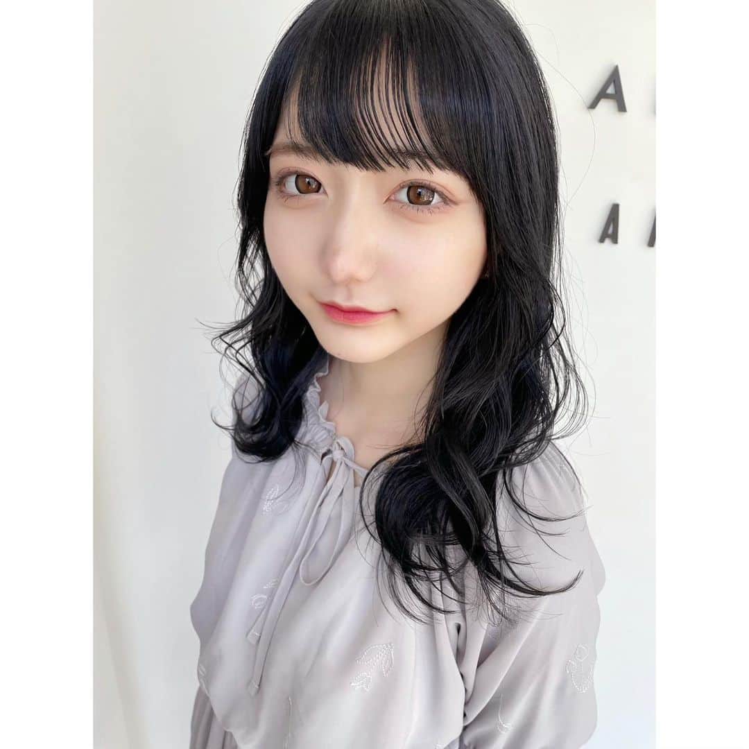 加藤咲希のインスタグラム：「前髪カットとメンテナンス！ 今回も髪色はブルーブラックです( ◜𖥦◝ ) . 落合さんいつもありがとうございます🙇🏻‍♀️🙇🏻‍♀️ . . #加藤咲希 #allyshair #ブルーブラック」