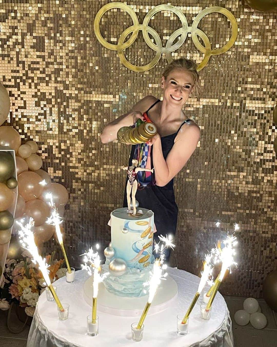 スベトラーナ・ロマシナのインスタグラム：「Друзья, вы даже не представляете, какой фантастический вечер у меня вчера был! Такие моменты хочется сохранить навсегда ♥️  Мои самые близкие люди — друзья, родственники, семья собрались, чтобы поздравить меня с Олимпийскими медалями.  Самое интересное, что это был сюрприз для меня, который начался с идеи Саши Пацкевич @sashapatskevich и решительного шага моего мужа.  @madeinmoscowevents, как всегда, творят чудеса. Таня @tatiana.n.nurieva и Юля @yulia.shtyrkova не просто организаторы, это еще и мои друзья, которые сделают ваш вечер необыкновенно уютным, интересным и теплым.  💫 Welcome-зону оформляла моя подруга и член моей большой семьи Алена @alenkaganina. Важным моментом была заветная цифра 7 — и все семь медалей были представлены для гостей.  Наш ведущий @zlopupyr создавал очень теплую и дружественную атмосферу. Юрий прекрасно поет, играет на гитаре, заводит народ, уделяет внимание каждому.  🎤 Спасибо моей подруге Дарье @dariadavidoff, которая поразила всех своим прекрасным, дивным голосом. Как только она начала петь, сразу побежали мурашки! Честно признаться, я никогда не была на опере, но теперь я обязательно буду ходить и наслаждаться!  И, конечно же, салют в завершении вечера, который мне подарила моя лучшая подруга @sashapatskevich. Это было чудесно, даже круче, чем городской праздничный фейерверк! 🎇   Огромная благодарность всем, кто участвовал в организации этого праздника. Мои эмоции не передать словами! То тепло, те слова, которые были сказаны в мой адрес! 🙌  Спасибо нашему фотографу за то, что запечатлел эти мгновения для нас, с нетерпением будем ждать фотографий @olegzelo . Скоро буду закидывать вас этими классными кадрами!」