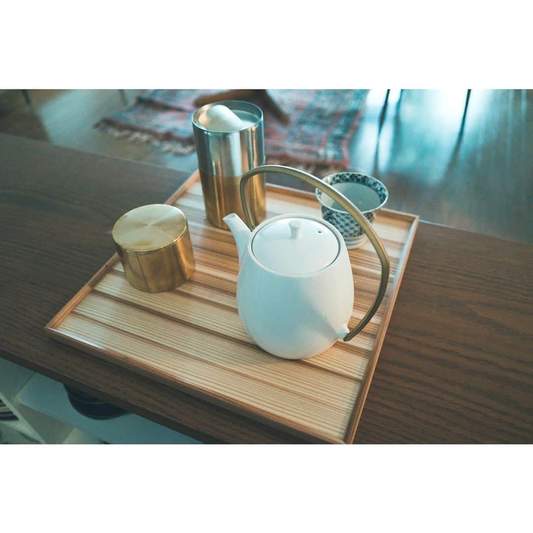 高山都さんのインスタグラム写真 - (高山都Instagram)「めんどくさいなーって思っても、家で自分で淹れるお茶って美味しい。 この日は、ほうじ茶。 少し前に、新しく迎えた開化堂さんの茶筒、今回は真鍮です。 使っていくと色が変わっていくのも楽しみ。 先日の京都撮影の時に、茶匙に名前を刻印してもらいました。 都って入れてもらったんだけど、渋め。笑 それにしても、自分だけの道具ってテンション上がる。」8月17日 9時45分 - miyare38