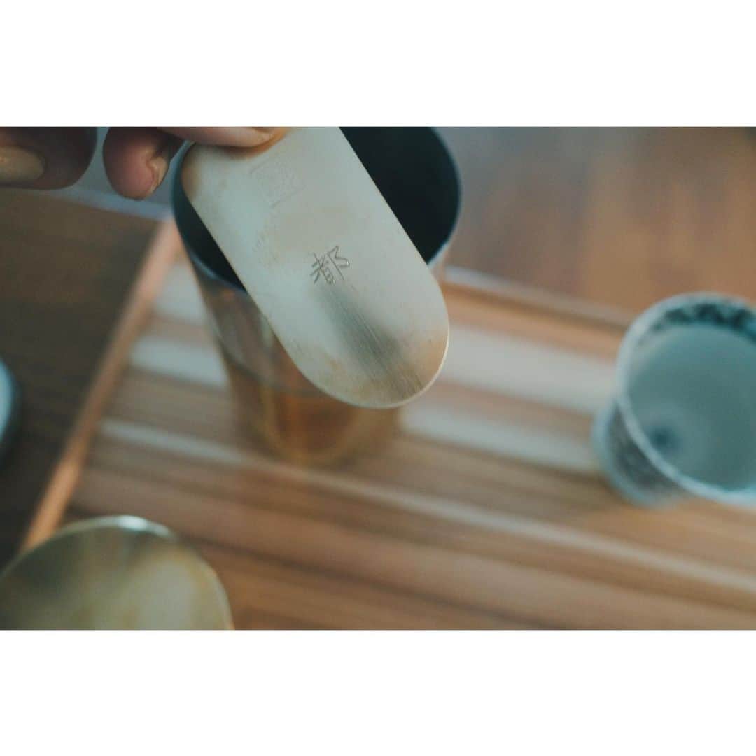 高山都さんのインスタグラム写真 - (高山都Instagram)「めんどくさいなーって思っても、家で自分で淹れるお茶って美味しい。 この日は、ほうじ茶。 少し前に、新しく迎えた開化堂さんの茶筒、今回は真鍮です。 使っていくと色が変わっていくのも楽しみ。 先日の京都撮影の時に、茶匙に名前を刻印してもらいました。 都って入れてもらったんだけど、渋め。笑 それにしても、自分だけの道具ってテンション上がる。」8月17日 9時45分 - miyare38