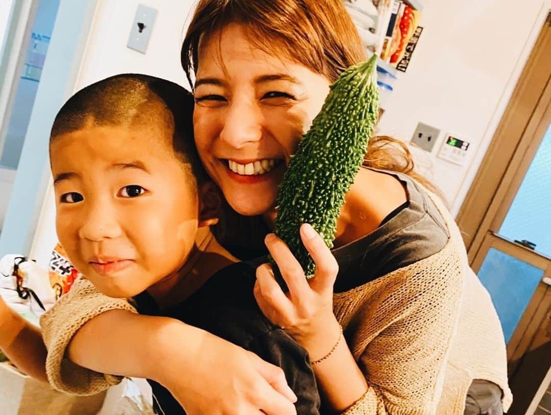 スザンヌさんのインスタグラム写真 - (スザンヌInstagram)「雨が続く中、嬉しかったこと☔️🌈  息子のお友だちが育てた採れたて ゴーヤを持ってくねーって連絡くれて🤤幸 #ゴーヤチャンプルー 記念日♡な #おうちごはん 🍽（息子もお友だちが作ったのならと初ゴーヤ食べました♡）  #サーモンポキ とか #ぎゅうぎゅう焼き とか お肉炒めたりとか#スザ飯 して  ばあちゃんが買ってくれたピザ🍕をアラジンであっためたりとか♡  @sakika21 が買って来てくれた @yuuhouen_fruits_land の🍇🍐 美味しかったぁ☺️」8月17日 9時27分 - suzanneeee1028