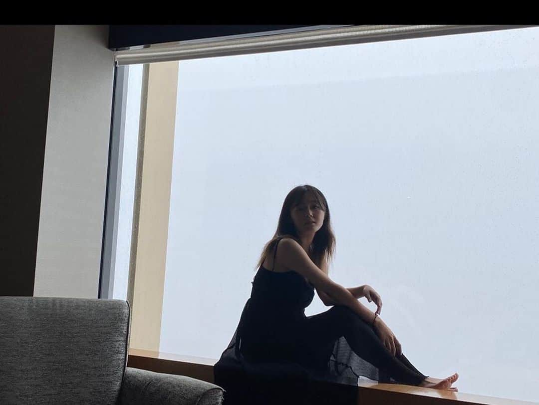 久住小春さんのインスタグラム写真 - (久住小春Instagram)「あいにくの雨で霧が凄かったけど、これはこれでよかった😌 非日常で最高でした😌 #ホテルステイ#ホカンス」8月17日 1時08分 - koharu_kusumi.official