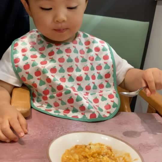 湯浅洋のインスタグラム：「可愛い💕 美味しいw おやすみ😴 #まご #grandson」