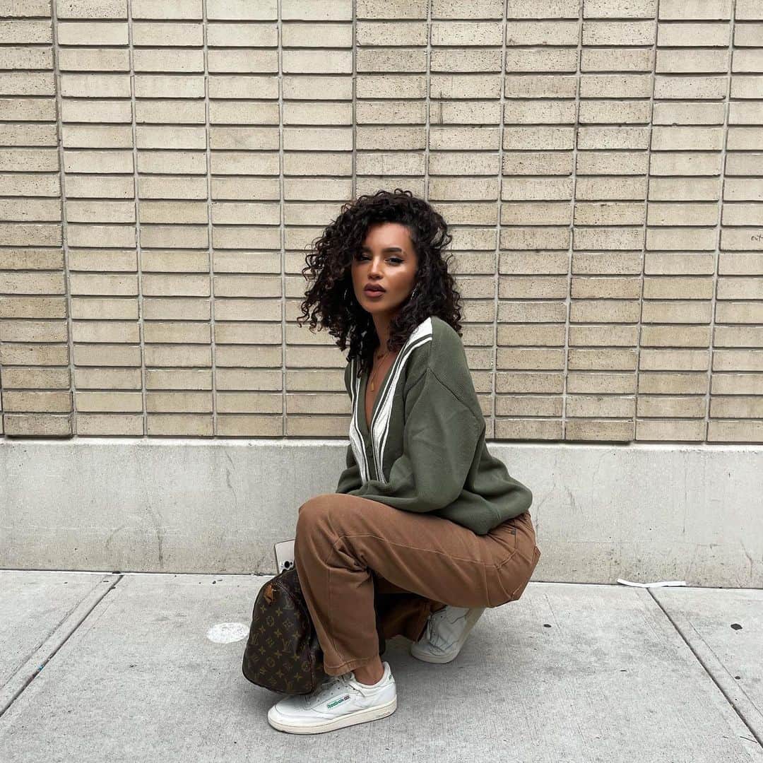 Val Mercadoのインスタグラム：「You fit me better than my favorite sweater 💕@boohoomanofficial」