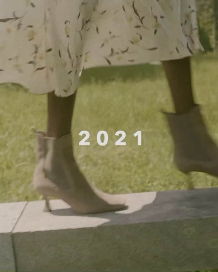 サムエデルマンのインスタグラム：「It's here.  The PRE FALL 2021 COLLECTION is now live on SamEdelman.com.   Follow for new styles announcements daily and a behind the scenes look into inspiration for this collection.  #SamEdelman #PreFall2021」