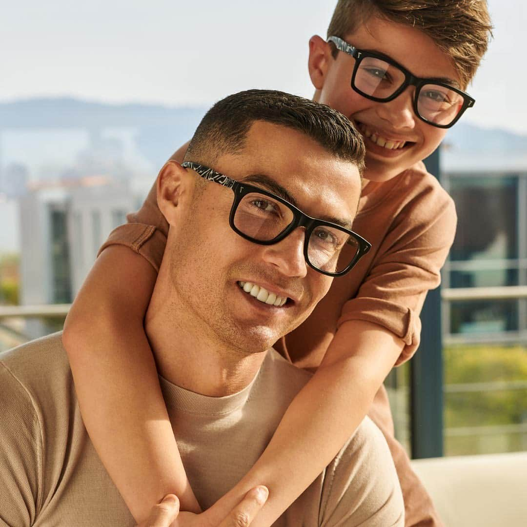 クリスティアーノ・ロナウドさんのインスタグラム写真 - (クリスティアーノ・ロナウドInstagram)「Timeless, exclusive, and suits all generations.  This is CR7 Eyewear!   #CR7EYEWEAR」8月17日 19時01分 - cristiano