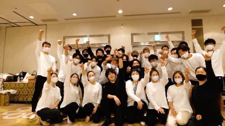 美容整体師川島さん。のインスタグラム：「Beauty Chiropractic Camp inKAWASAKI すごくいい2日間でした。ここまで熱いメンバーが集まるとは 最初思ってませんでした笑 KOU初めて早、１年半ですが 総合計900人突破して割と大きなオンライン大学になってきています。 . コロナが流行る中、僕らができることは 技術を磨くことをやめないことです。 . 整体師が技術を磨くことをやめるということは、 飲食店が食材を仕入れないとまったく一緒。 . 僕らは、本気で身体を変えたい日本中の人に対して 最高の整体を提供できるように 常日頃技術を磨かないといけない。と 僕が思った2日間でした。 . 僕も日々、いろんな方とお会いすることができて たくさん勉強させてもらってますが またコロナが落ち着いたら海外に技術投資にいきたいなと 思っています。 . 大変な日々が続いてますが、 気持ちだけは負けずに走っていきましょう。 . KOU 学校長 川島悠希 . #KOU #整体Filament  #整体オンライン大学 #大学　#整体　#美容整体　#カイロプラクティック」