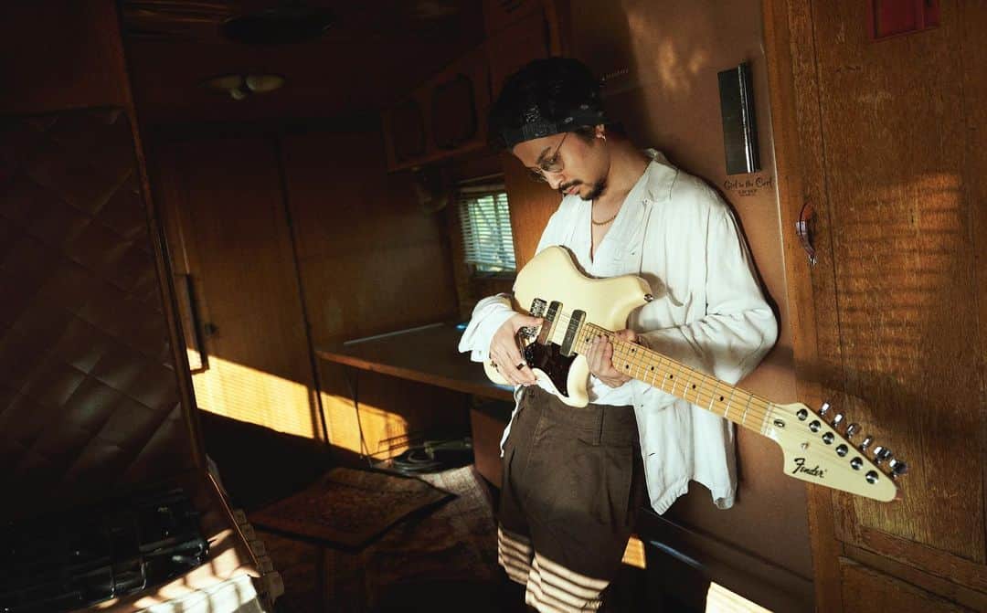 のインスタグラム：「✖︎ Fender ㅤ Fenderから自分の楽器が発売されます.  2021年限定生産す👶🏻 ㅤ サイズ感が小ぶりだから男女共に似合うでしょうし音周りもかなり丈夫で実践的な仕様になってます.ギャンギャンに歪ませたり小洒落たカッティングしたりステージから客席にブン投げたり部屋に飾ったり宜しくです🧎🏻 ㅤ ※ミュージシャンを志す者にとっては自分のスタイルを持つ事が何より大事だと思うからこの楽器自体に俺のサインなどは入れてませんので勝手にここから改造などしてオリジナルの一本に仕上げちゃうのもcoolです(自分も昔よくやってた) ㅤ Photo by @tomoyuki_kawakami @fender @fender_jp #Fender」