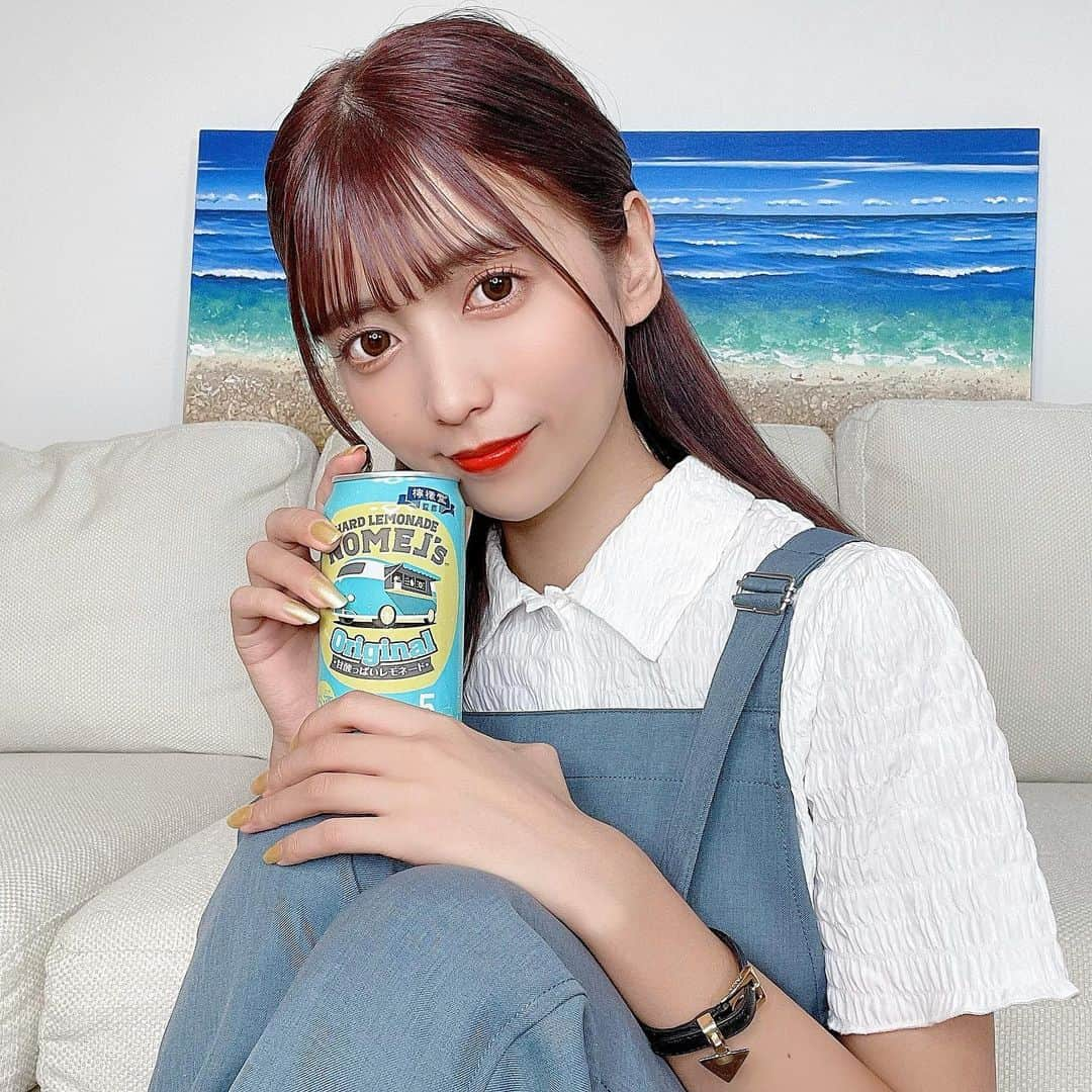 ゆんさんのインスタグラム写真 - (ゆんInstagram)「最近やっとお酒を楽しめるようになって ひとりで1杯だけ宅飲みしながら色んなお酒を 飲んでみてるんだけど、甘いお酒より ちょっと大人な味が好きって事に気づいて よく好んで飲んでるのが、檸檬堂🍋  そんなだいすきな檸檬堂監修の ノメルズハードレモネードが美味しすぎる、、  3種類あるんだけど、ゆんのお気に入りは 定番の甘酸っぱいレモネード味「オリジナル」😋💛  アルコール分5%で果汁20%も入ってて 香りも風味も口の中に広がって美味しいし とにかくすごく飲みやすい🥺🍋✨  そしてパッケージがパステルでポップな 色合いで可愛いから持ってるだけで テンションあがるの〜！🥳♩  おいしすぎるうぅ、、宅飲みは絶対これ、、！  大人のレモネードにハマってしまった。。 ゆっくりお酒を楽しめる宅飲みは 最高な癒しだねえ〜( ⸝⸝•ᴗ•⸝⸝ )੭⁾⁾✨  20歳以上の方でゆんみたいにお酒始めたての みんなにもぜひ飲んでみてほしい一缶だあ🍻  #Ambassador #レモネードのお酒  #ノメルズ  #NOMELs #ハードレモネード専門店  #ノメルズついにできたよ  #オリジナル  #Original #6月21日  #新発売  #お酒好きな人と繋がりたい  #今夜はPOPに #NOMELsLEMON #NOMELsとセルフィー」8月17日 18時04分 - yuntaaam_s2