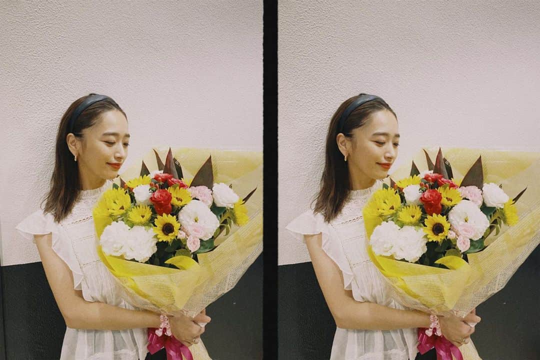 近藤千尋のインスタグラム：「撮影終わりにいただくお花で 部屋中いい香り🤍🌸💐嬉  最近お花屋さんになかなか 行けていなかったから ありがたやぁぁあぁぁ😞💞  3枚目はおすすめスナック🥰 美味しすぎて止まらないから 気を付けてね😍笑笑❤️ 現場に用意して下さっていて… 嬉しくて嬉しくて全部食べました❗️❗️❗️笑 今日もみんなの優しさに触れた1日でした☺️らぶ」
