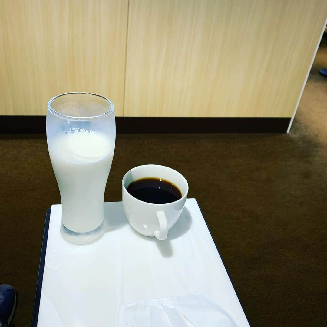 金村義明さんのインスタグラム写真 - (金村義明Instagram)「いつものように5時前には目が覚めて、飛行機の時間早めて東京戻って奥さんのパシリせなあかん！」8月17日 10時26分 - yoshiaki_kanemura