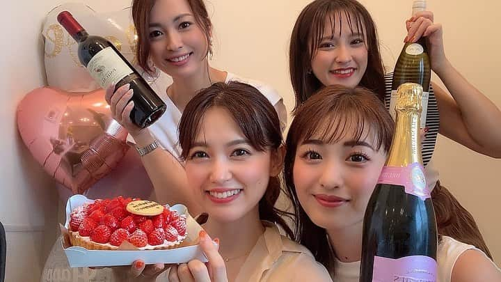 三島ゆかりのインスタグラム：「先日宮瀬ちゃんの新居に初めてお邪魔させてもらいました💖🏠 その時に今月誕生日の宮瀬ちゃんと私にケーキやシャンパン、ワインを殿と原ちゃんが買ってきてくれて🎂😆🎉 今年一番最初の誕生日お祝いをしてもらいました〜🙌💕 ありがとう〜✨✨ 見事全員が三十路に突入したと思いきや、アラサーからアラフォーに足を踏み入れる私は一人飛び抜けてオバハンやのに、若い時から仲良くしてくれてありがたいことです🥺🙏 これからもみんなずーっとずっと仲良くしてね〜❤️❤️ #三島ゆかり #ゆかりんご #アラサーからアラフォーへ #宮瀬れい #誕生日 #苺のタルト #美味しかった #シャンパン #ワイン #ありがとうございます #殿倉恵未 #原紀舟 #アライブエンタテインメント #一生付き合っていきたい友達 #新居 #お邪魔しました #素敵なお家 #羨ましい #家を買うか賃貸か #ずっと悩んでる #新婚 #instagood #instalike #followｍe」