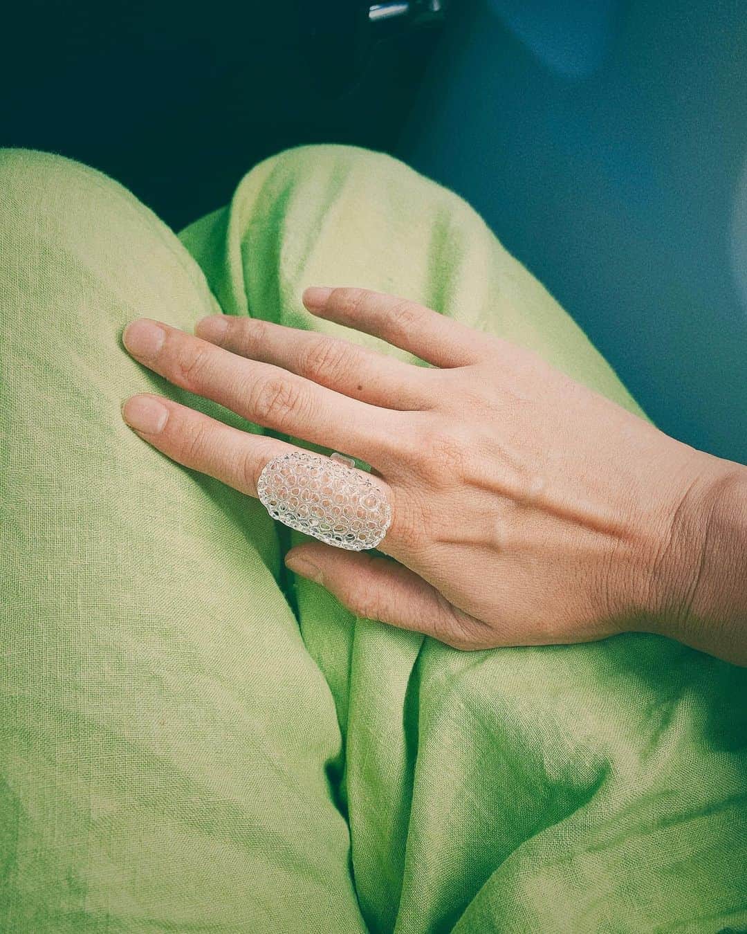 板井麻衣子のインスタグラム：「. 繊細さ、強さ、透明感、 光による表情の変化。 魅力的な手仕事に出会いました。 . #新入り#ring #手仕事#artisan #harrysglass」