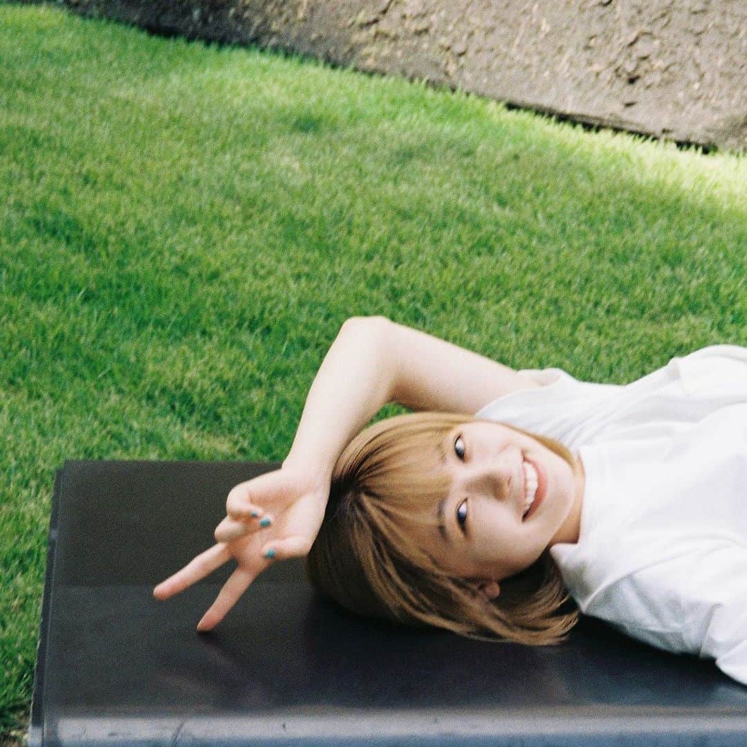 足立佳奈のインスタグラム：「新曲「Film」 8月30日デビュー日に配信リリースします。  特別な歌になりました。 今の私が本当に作りたい曲を作りました。 楽しみに待っていてほしいな。  大切な友達に作った曲。  この先どこにいたって誰といたって 君が笑って楽しそうならそれだけでいいんだよ。🍛  #Film」
