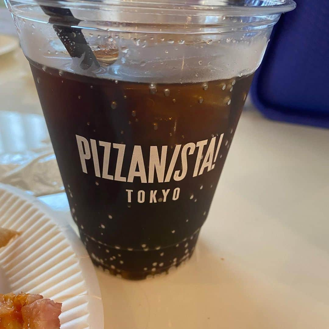 高嶋ちさ子さんのインスタグラム写真 - (高嶋ちさ子Instagram)「コーラとピザ🍕と言うめっちゃアメリカンなランチ。 そしてここのピザ生地が軽くて美味しい！！！！ 穴場でした @pizzanistatokyo」8月17日 12時18分 - chisakotakashima