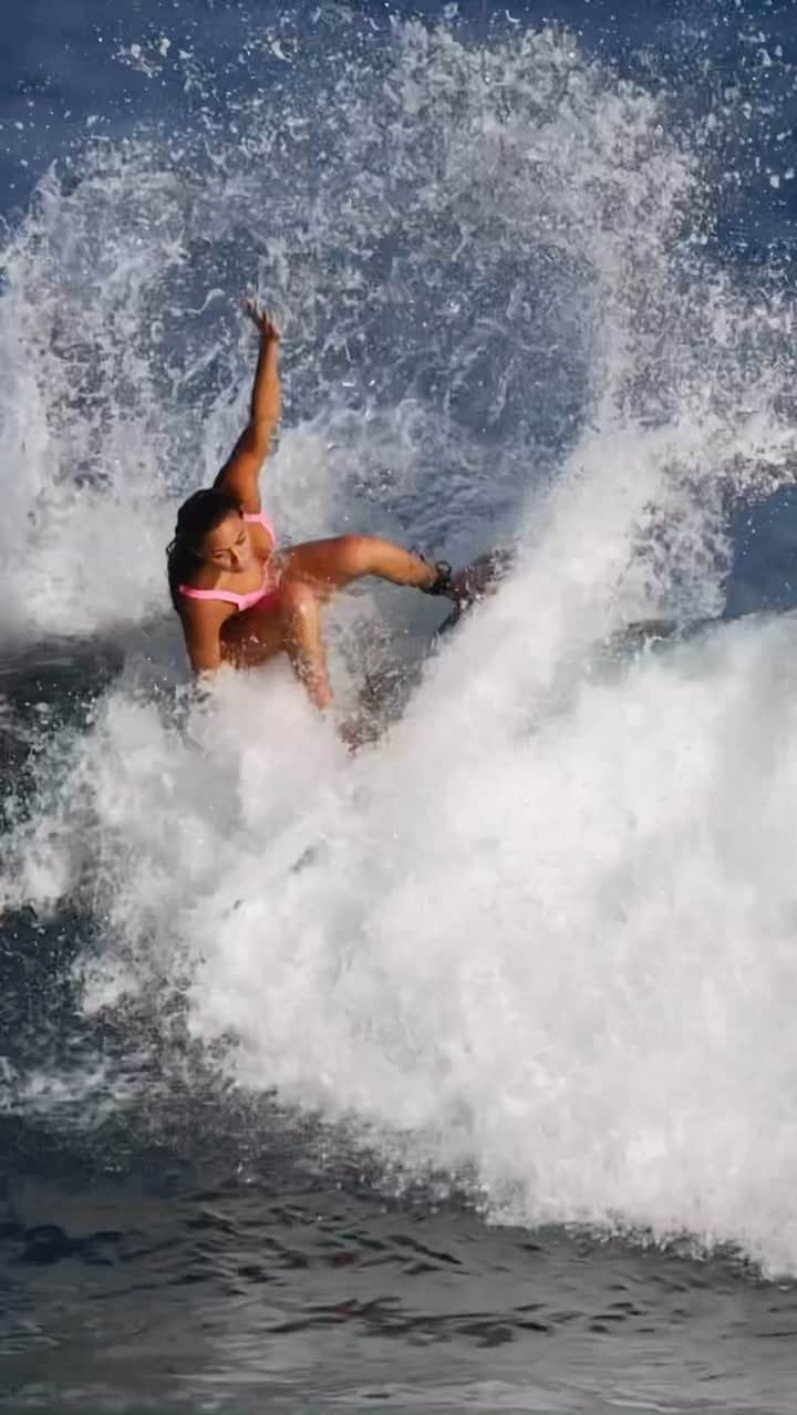 ティア・ブランコのインスタグラム：「Set your goals high & don’t stop till you get there 🏄🏽‍♀️💫🌊 video @aaron_nakamura @tcl_usa @shopvejii @dearselfskincare @lostsurfboards @sector9」