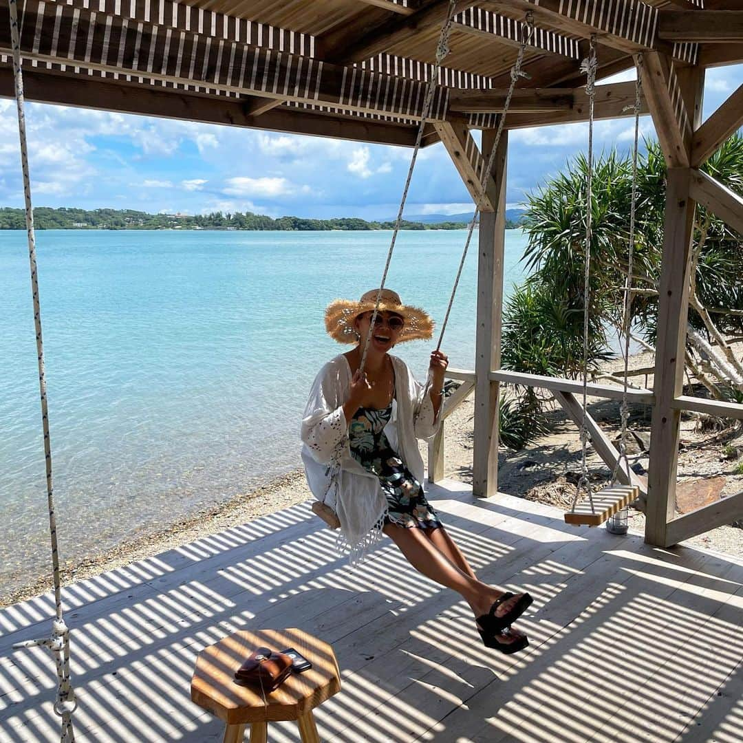 田中律子さんのインスタグラム写真 - (田中律子Instagram)「古宇利島からの帰り道、素敵なカフェ発見☕️ フィフィパーラー🍹🥤🥪 @fifi_parlor   ブランコみつけたら、絶対乗るよね💛チャイラテのアイス飲みながら、ワルミ大橋と羽地内海を見ながらブランコ✨  20分くらいブランコに揺られて満足💛楽しかった🤩  #okinawa  #okinawajapan  #cafe  #beachlife  #ブランコ  #海のある生活  #fifiparlor」8月17日 14時30分 - ri2kotanaka